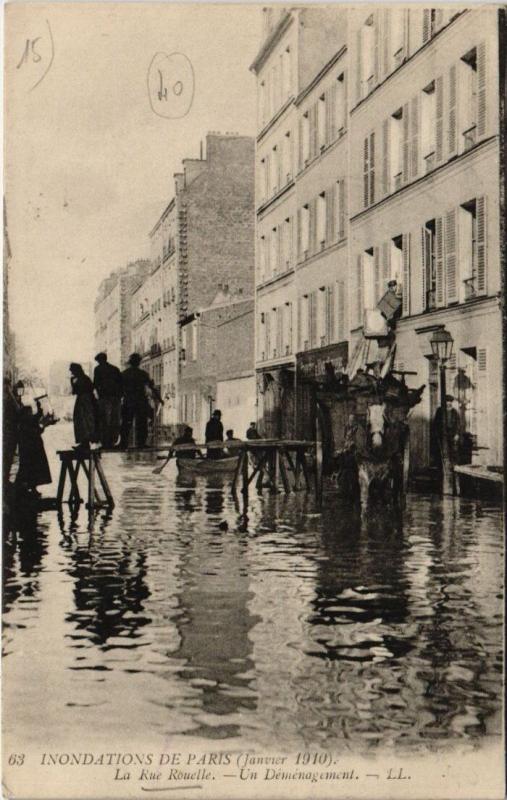 Carte postale ancienne Inondations de Paris (Janvier 1910) - La Rue Rouelle - Un Déménagement à Paris 15e
