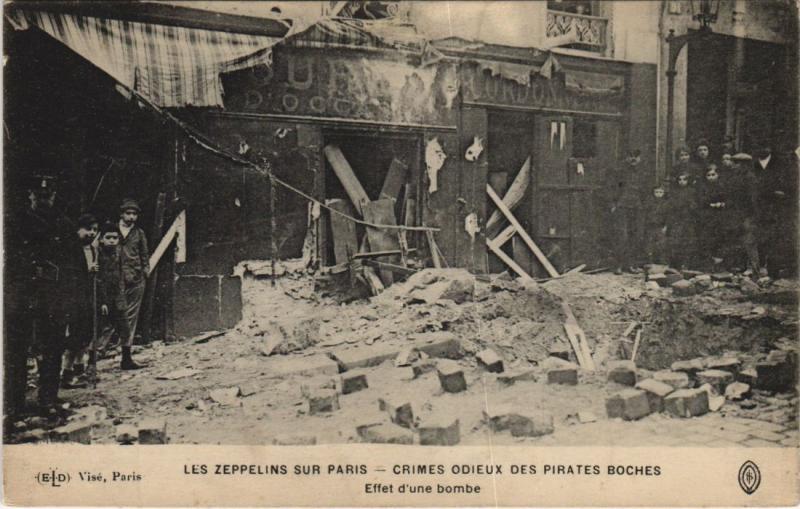 Carte postale ancienne Les Zeppelins Sur Paris Effet de bombe