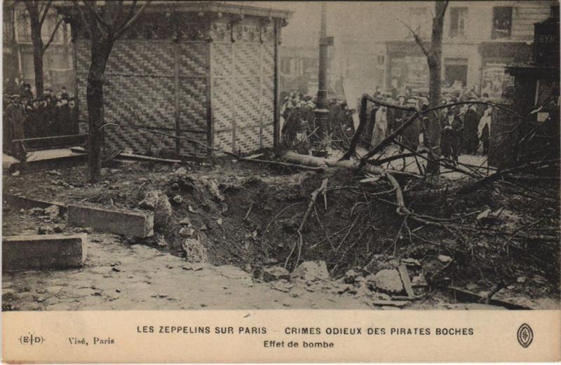 Carte postale ancienne Les Zeppelins Sur Paris Effet de bombe