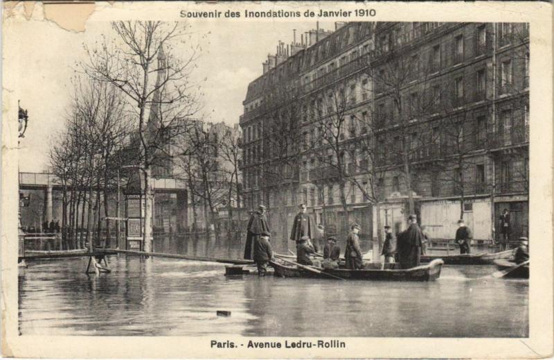 Carte postale ancienne Souvenir des Inondations de Janvier 1910 - Avenue Ledru-Rollin à Paris 12e