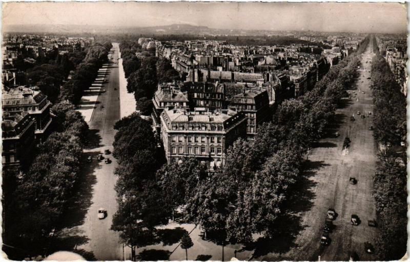 Carte postale ancienne Avenue Foch (à gauche) et Avenue de la Grande-Armée (à droite) vues du haut de l'Arc de Triomphe de l'Etoile à Paris 16e