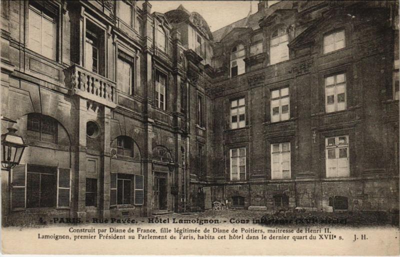 Carte postale ancienne Paris 4e - Hotel Lamoignon - Cour intérieure (Xvi. siécle) à Paris 4e