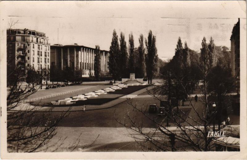 Carte postale ancienne Paris 12e - La Porte Dorée. Au fond, á gauche: le musée à Paris 12e