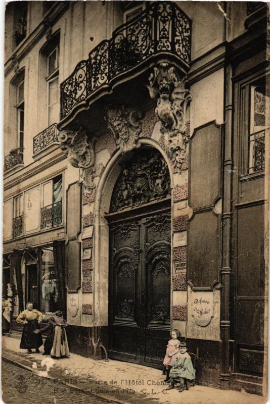 Carte postale ancienne Paris 4e Rue St. Louis en Ile. Porte de l'Hotel Chenizol à Paris 4e