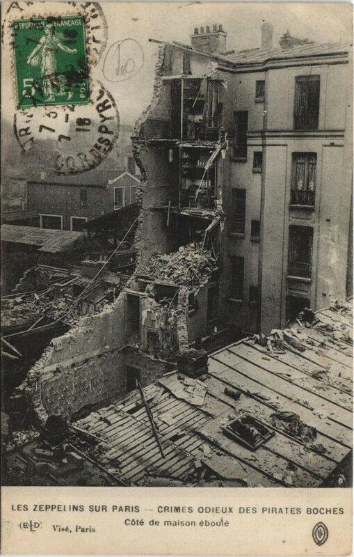 Carte postale ancienne Les Zeppelins Sur Paris Cote de maison éboulé
