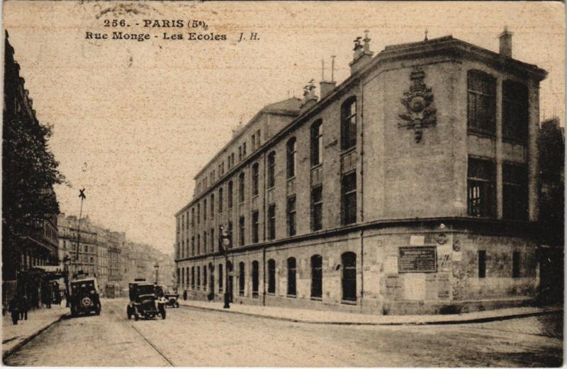 Carte postale ancienne Paris 5e - Rue Monge - Les Ecoles à Paris 5e