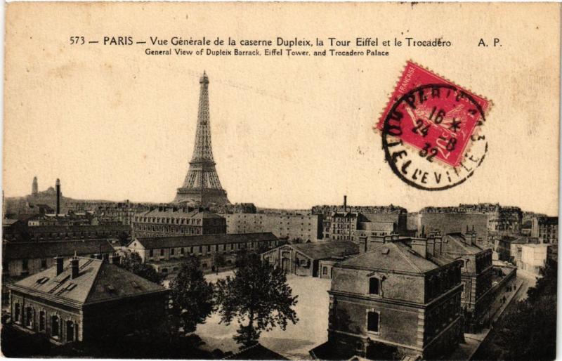 Carte postale ancienne Vue Générale de la caserne Dupleix, la Tour Eiffel et le Trocadéro à Paris 15e