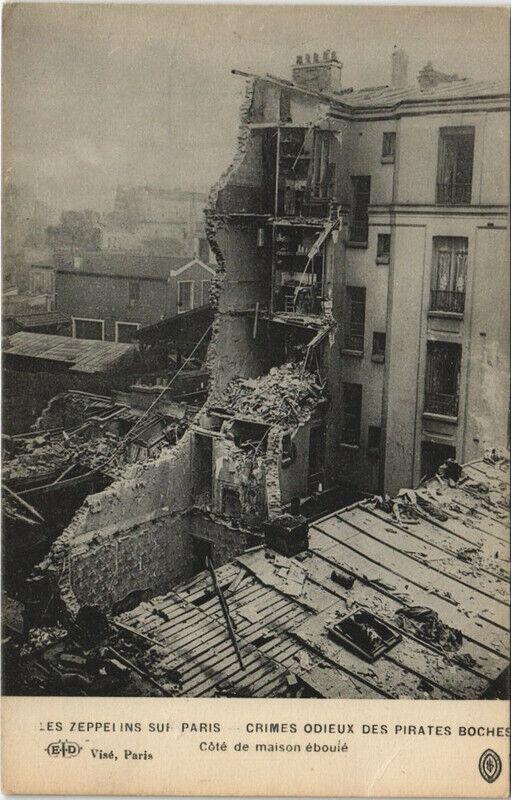Carte postale ancienne Les Zeppelins Sur Paris Cote de maison éboulé
