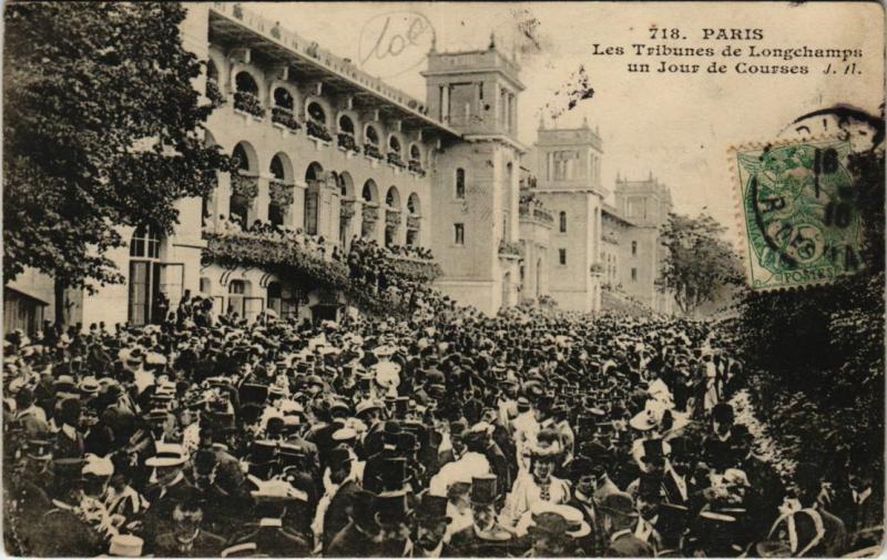 Carte postale ancienne Les Tribunes de Lonchamps un jour de Courses à Paris 16e