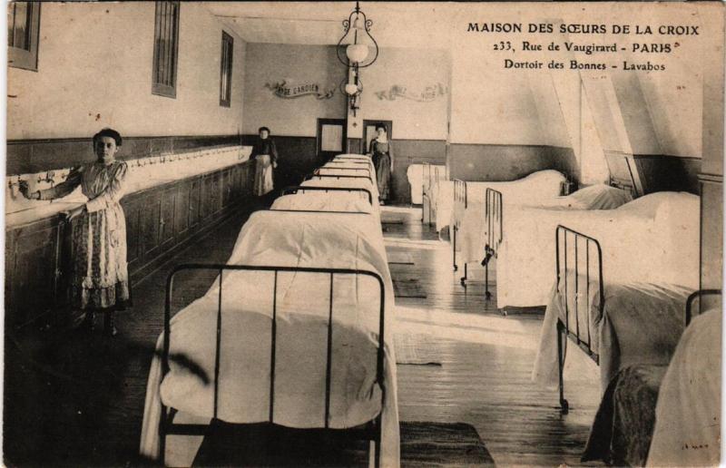 Carte postale ancienne Maison des Soeurs de la Croix - Rue de Vaugirard - Dortoir des Bonnes - Lavabos à Paris 15e