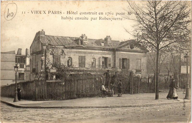 Carte postale ancienne Hôtel construit en 1762 pour Monsieur de Neufbourg habité ensuite par Robespierre à Paris 13e