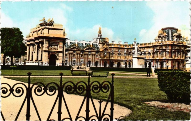 Carte postale ancienne Paris (1e) - Jardin des Tuleries et l'Arc de Triomphe du Carrousel à Paris 1er