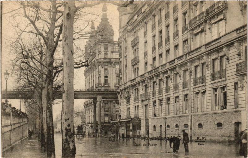Carte postale ancienne Inondations 1910 - Quai de Passy à Paris 16e
