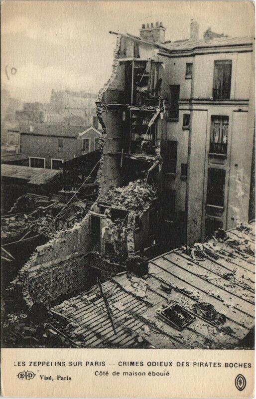 Carte postale ancienne Les Zeppelins sur Paris - Crimes odieux des pirates Boches - Côté de maison éboulé à Paris 20e