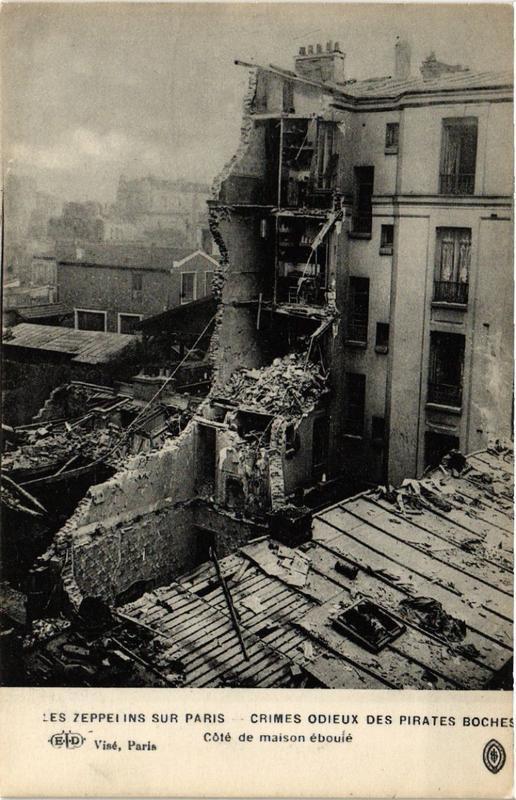 Carte postale ancienne Les Zeppelins sur Paris Cote de maison eboule