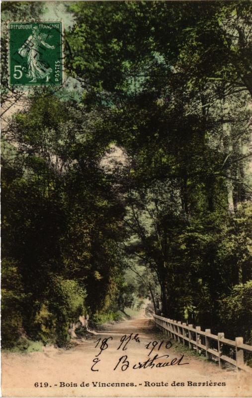 Carte postale ancienne Paris 12e-Bois de Vincennes-Route des Barriéres à Paris 12e
