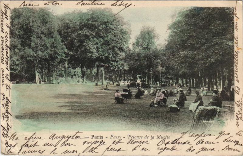 Carte postale ancienne Passy - Pelouse de la Muette à Paris