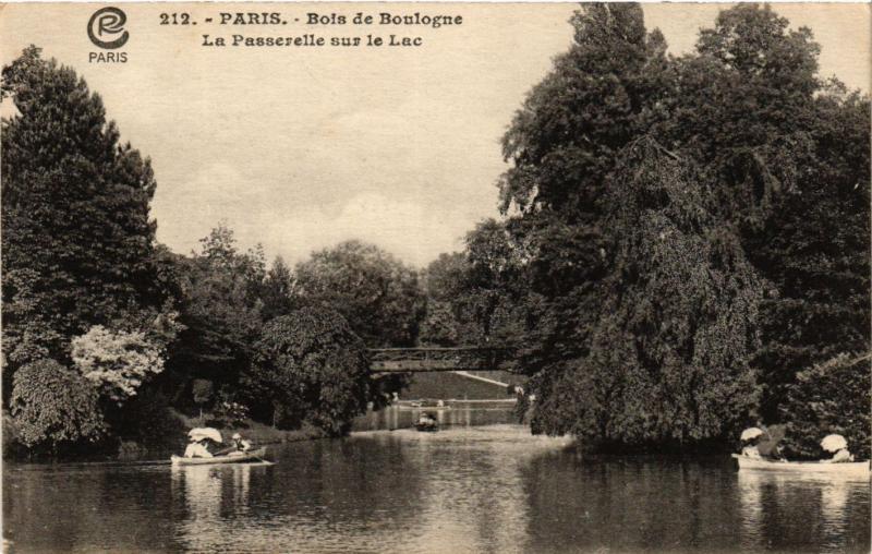 Carte postale ancienne Bois de Boulogne - La Passerelle sur le Lac à Paris