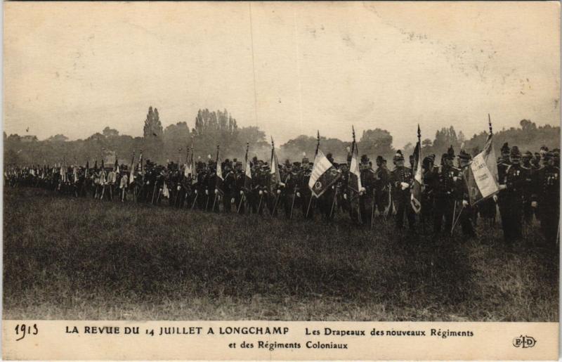 Carte postale ancienne La Revue du 14 juillet a Longchamp - Les Drapeaux des nouveaux Régiments et des Régiments Coloniaux à Paris 16e