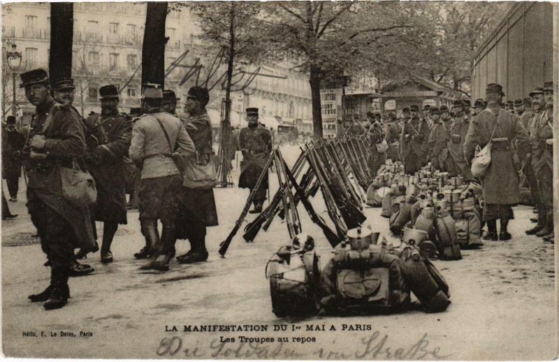 Carte postale ancienne Paris 5e - La Manifestation du Ier Mai - Les Troupes à Paris 5e