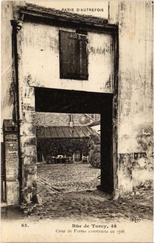 Carte postale ancienne Rue de Torcy, 48 - Cour de Ferme à Paris 18e