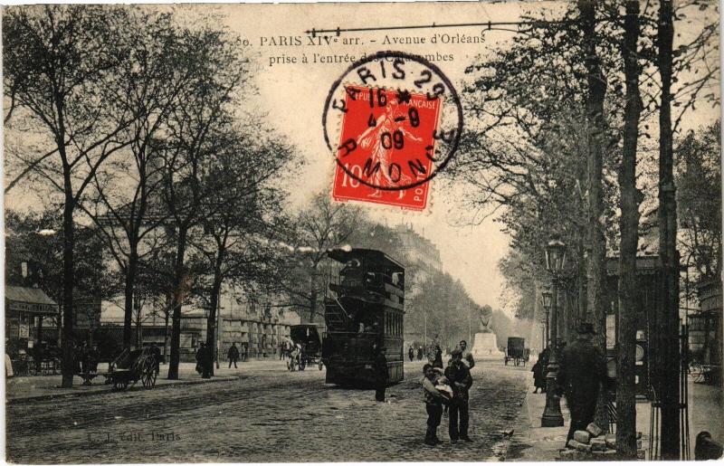 Carte postale ancienne Avenue d'Orléans prise à l'entrée des Catacombes à Paris 14e