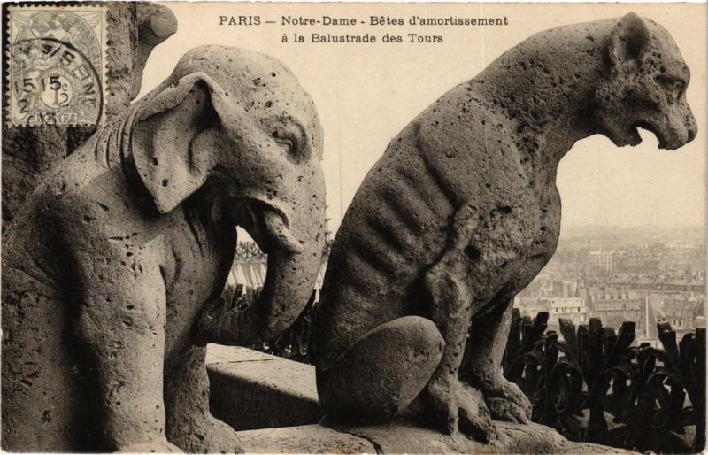 Carte postale ancienne Paris (1e) - N.D., Betes d'amortissement á la Balustrade des tours à Paris 1er