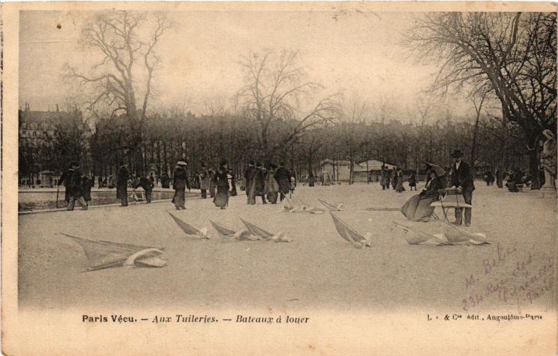 Carte postale ancienne Paris vécu. 1e - Aux Tuleries - Bateaux á louer