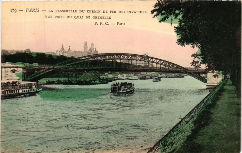 Carte postale ancienne La Passerelle du Chemin de Fer des Invalides - Vue prise du Quai de Grenelle à Paris 15e