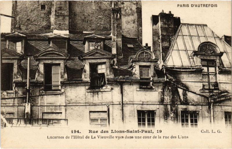 Carte postale ancienne Paris (4e) 19 Rue des Lions-Saint-Paul. Lucarnes à Paris 4e