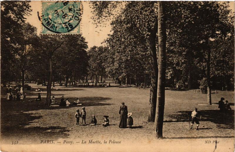 Carte postale ancienne Passy - La Muette, La Pelouse à Paris