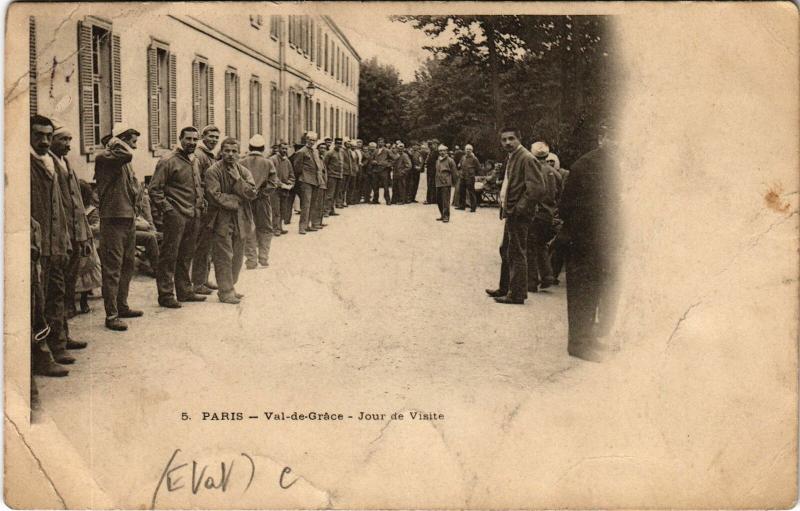 Carte postale ancienne Paris Val-de-Grace Jour de Visite