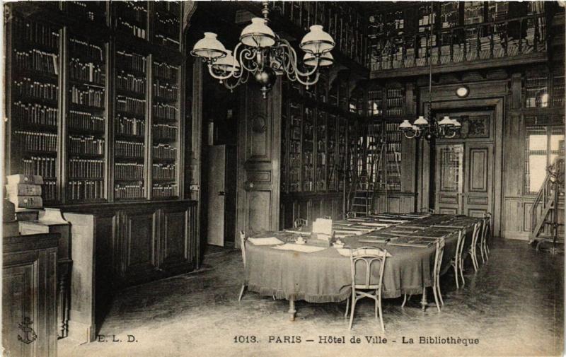Carte postale ancienne Paris 4e Hotel de Ville-La Bibliothéque à Paris 4e