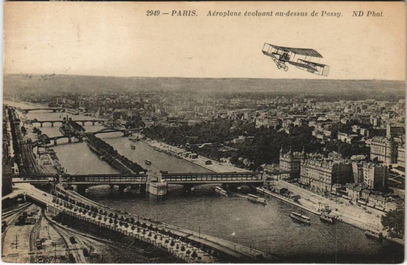 Carte postale ancienne Aéroplane, évoluant au dessus de Passy à Paris 7e
