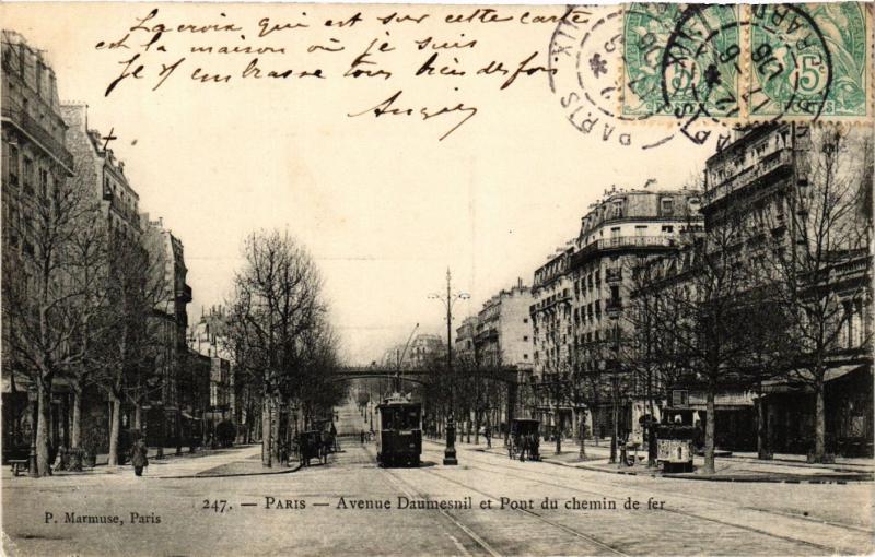 Carte postale ancienne Paris 12e-Avenue Daumesnil et Pont du chemin de fer à Paris 12e