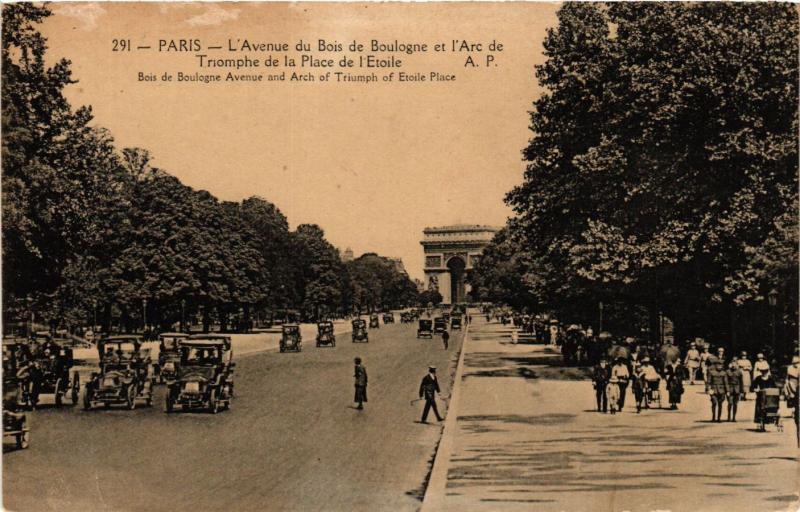 Carte postale ancienne L'Avenue du Bois de Boulogne et l'Arc de Triomphe de la Place de l'Etoile à Paris 16e