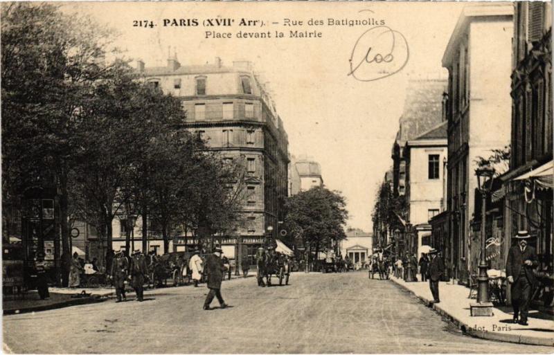 Carte postale ancienne Rue des Batignolles, place devant la Mairie à Paris 17e