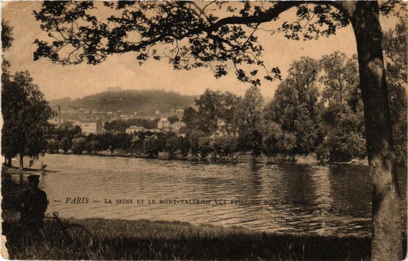 Carte postale ancienne La Seine et le Mont-Valérien vue prise du Bois de Boulogne à Puteaux