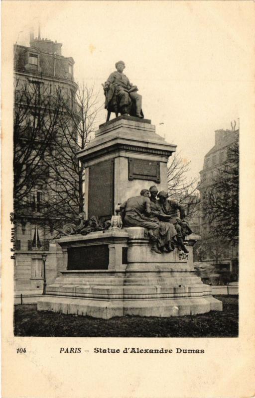 Carte postale ancienne Statue d'Alexandre Dumas à Paris 17e