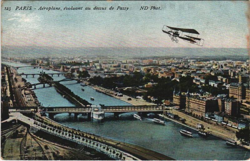 Carte postale ancienne Aéroplane, évoluant au dessus de Passy à Paris 7e