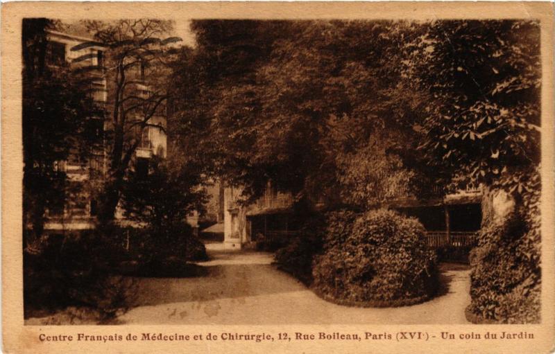 Carte postale ancienne Centre Français de Médecine et de Chirurgie - Rue Boileau - Un coin du Jardin à Paris 16e