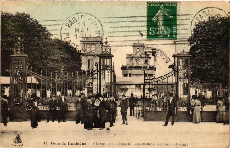 Carte postale ancienne Champ de Courses de Longchamps - Entrée du Pesage à Paris 16e
