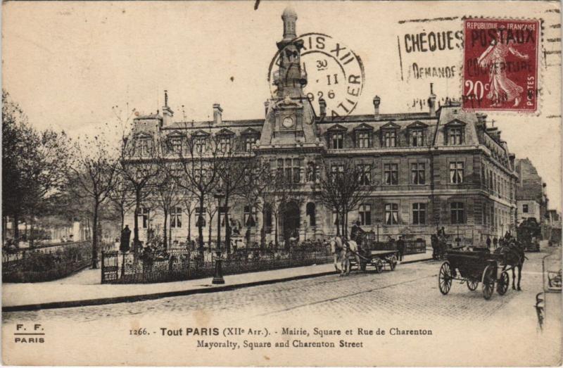 Carte postale ancienne Mairie, le Square et la Rue de Charenton à Paris 12e