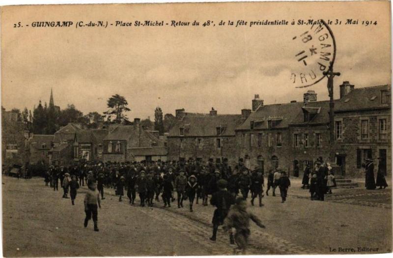 Carte postale ancienne Guingamp-Place Saint-Michel à Guingamp