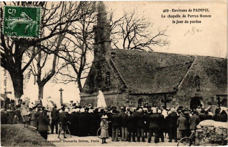 Carte postale ancienne Env. de Paimol-La chapelle de Perros Hamon le jour du pardon