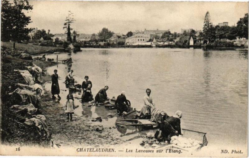 Carte postale ancienne Chatelaudren-Les Laveuses sur l'Etang