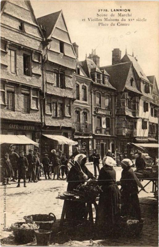 Carte postale ancienne Lannion-Scéne Marché et Vieilles Maisons-Place du Centre à Lannion