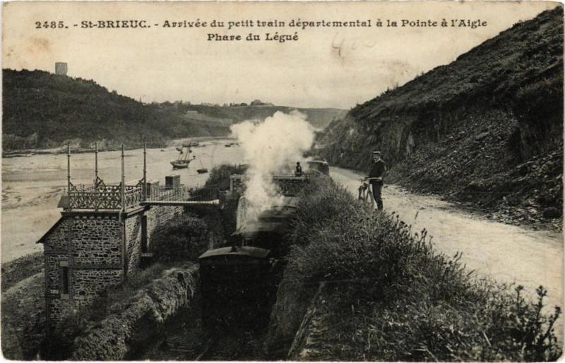 Carte postale ancienne Saint-Brieuc-Arrivée de petit train départemental a la Pointe à Saint-Brieuc