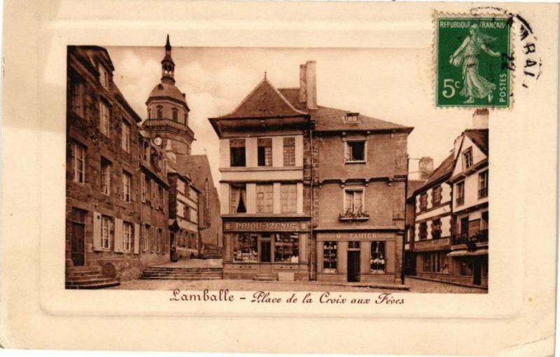 Carte postale ancienne Lamballe - Place de la Croix aux Féves