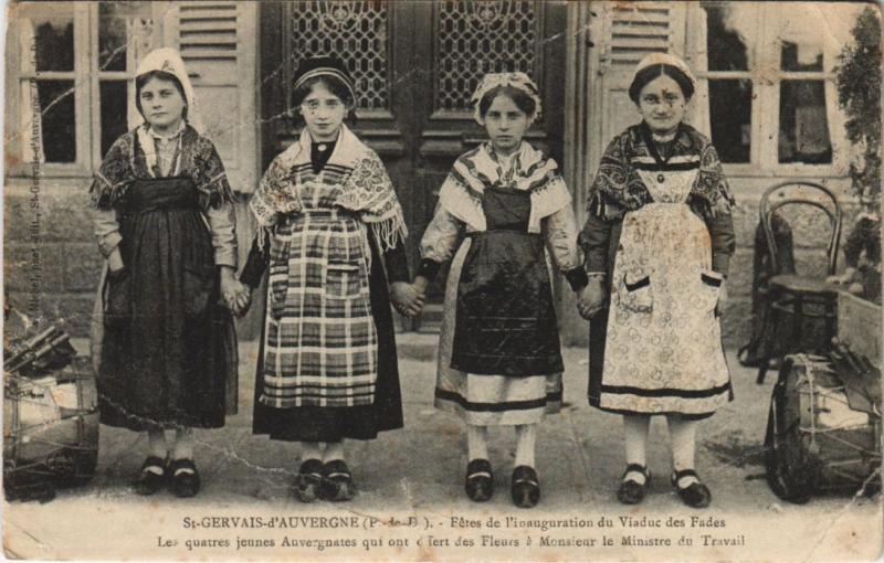 Carte postale ancienne Saint-Gervais-d'Auvergne Fetes - Femmes à Saint-Gervais-d'Auvergne